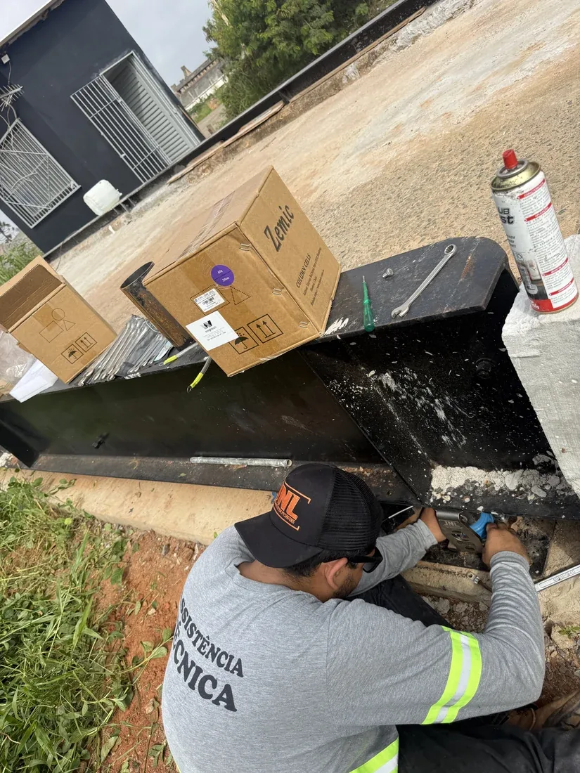 Técnico inspeccionando componentes debajo de una plataforma