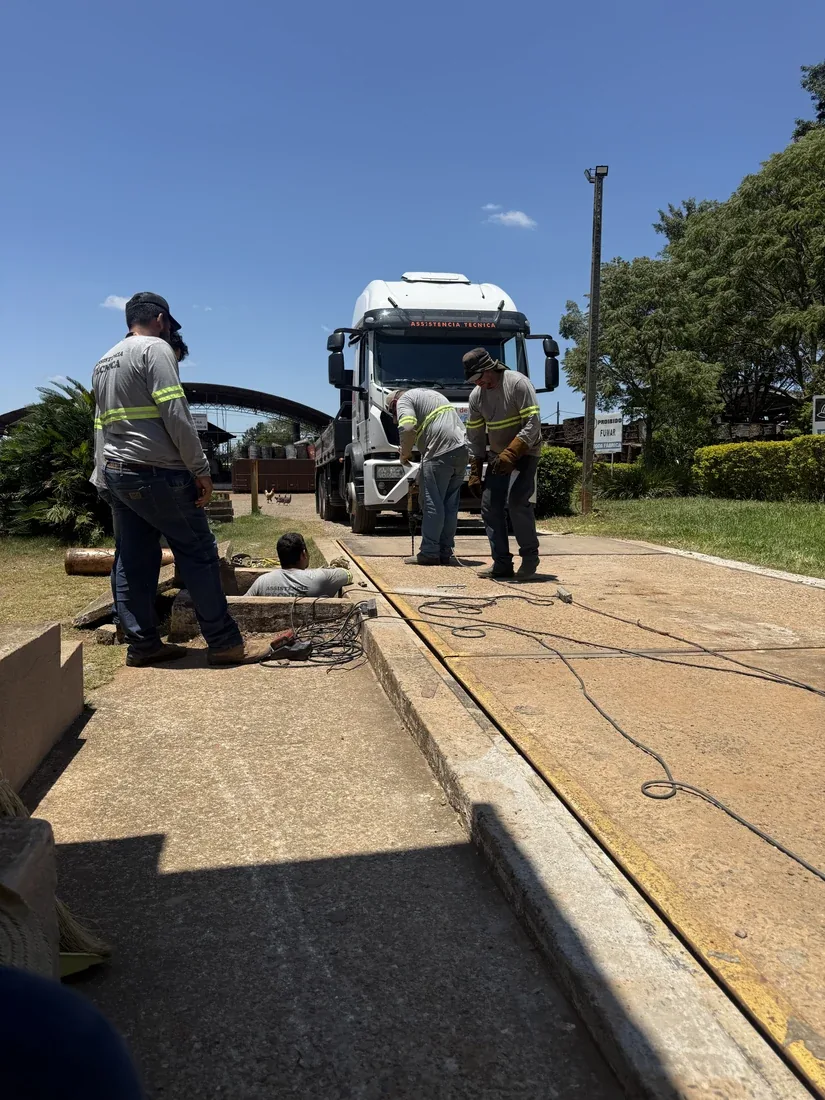 Equipo JNL en mantenimiento de báscula camionera