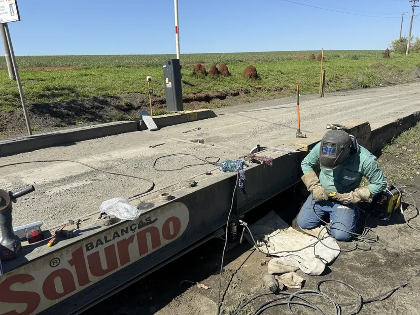 Técnico reparando la estructura de una báscula