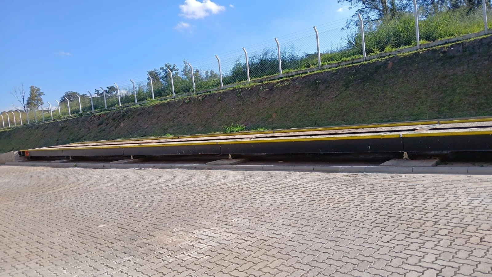 Guardarraíl de protección lateral