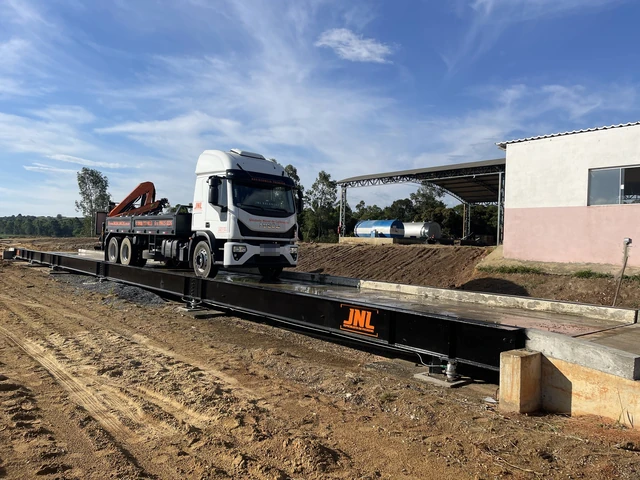 Camión de la unidad móvil de calibración JNL sobre una báscula camionera BRP