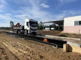 Camión de la unidad móvil de calibración JNL sobre una báscula camionera BRP