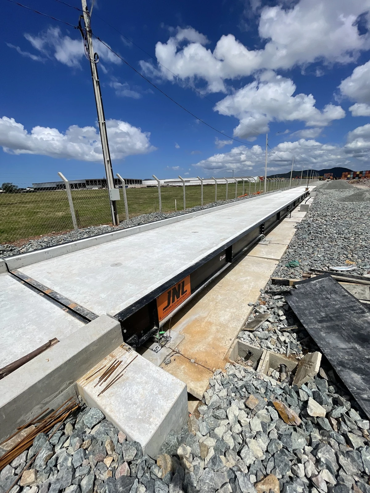 Plataforma de hormigón instalada · Obra JNL · BRP