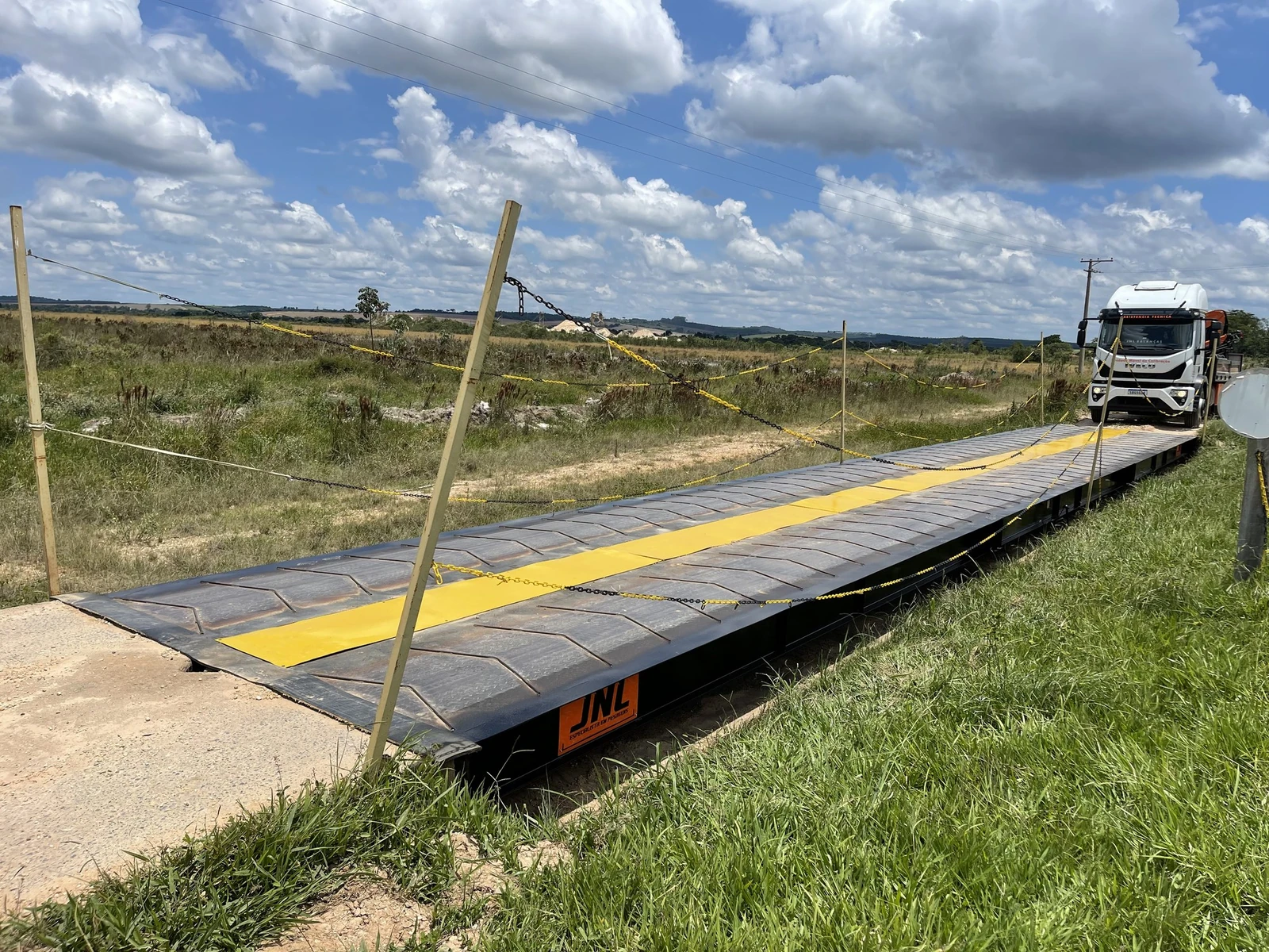 Báscula camionera metálica JNL instalada en un área abierta