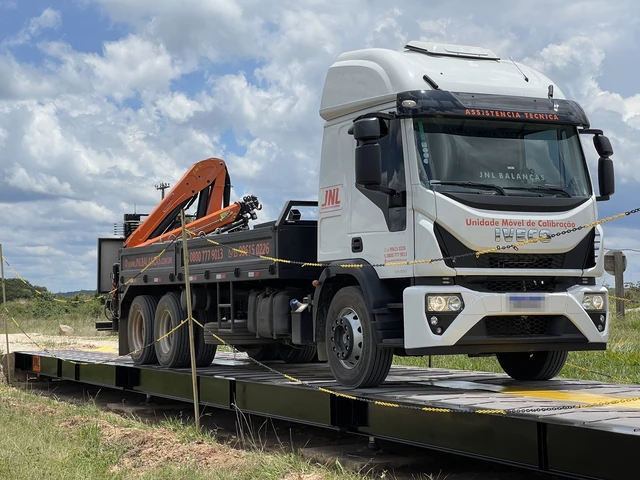 Camión de la unidad móvil de calibración JNL sobre una báscula camionera metálica BRTM