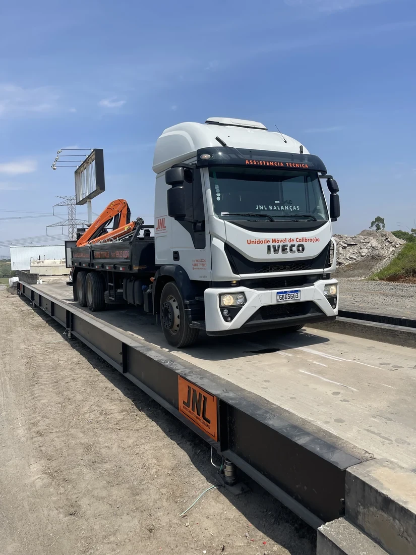 Camión Iveco de JNL con grúa