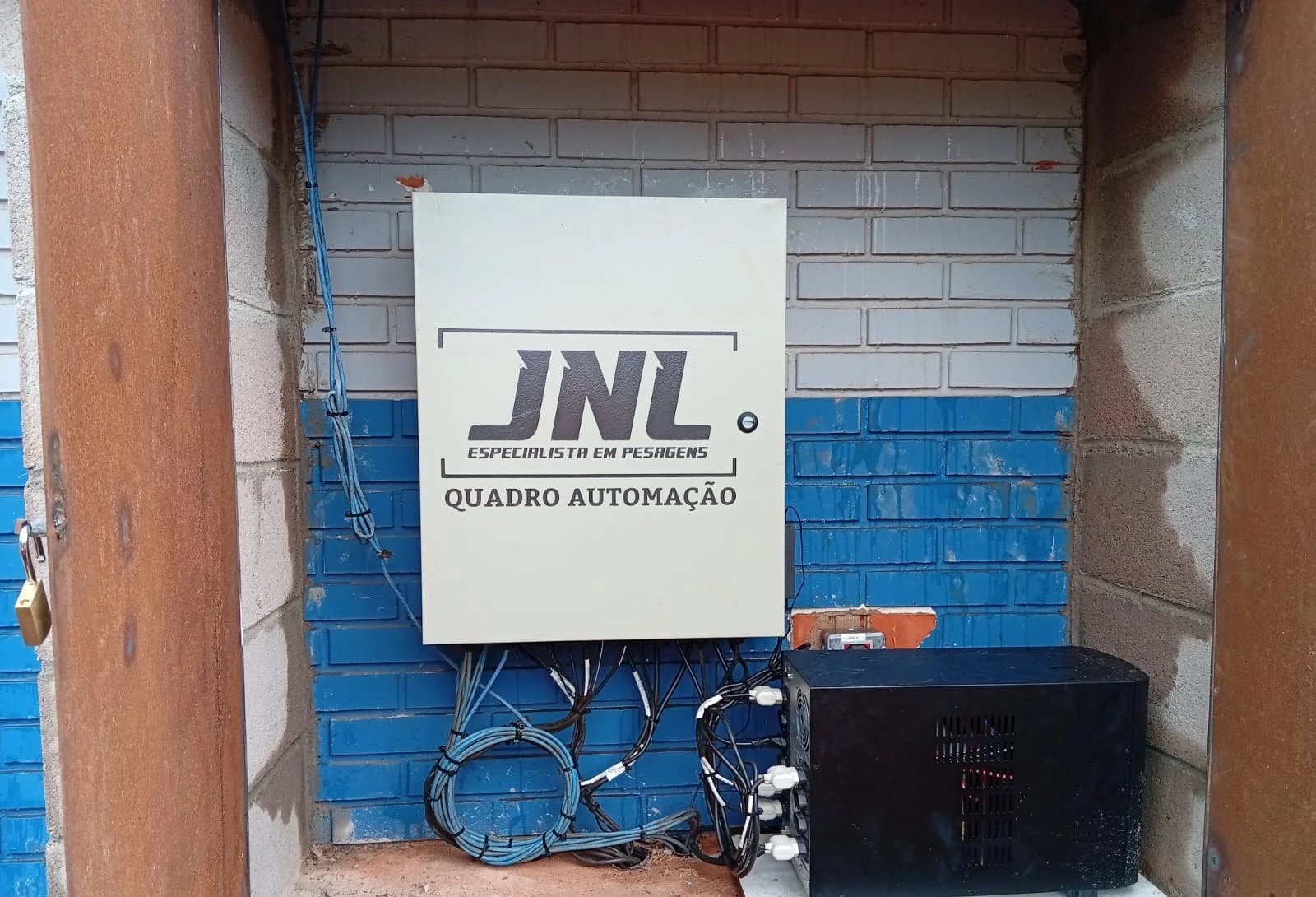 Tablero de automatización JNL instalado junto a la báscula