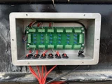 Caja de conexiones abierta, instalada en la estructura