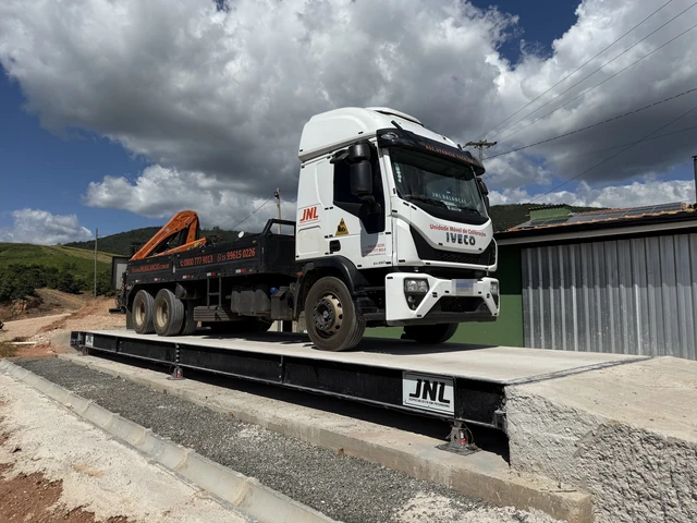 Camión de la unidad móvil de calibración JNL sobre una báscula camionera SMARTFORCE instalada