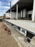 Lateral de la plataforma de hormigón terminada, con apoyo y celda de carga