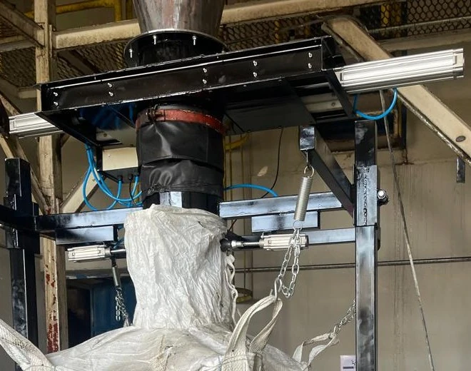Alimentación y traba-bolsa de la báscula de ensacado big bag: libera el producto y sujeta el bag