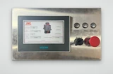 Panel de control JNL de acero inoxidable con la HMI encendida en la pantalla CPT2 de carga programada, botones grueso, fino y descarga, selector manual/automático y botón de emergencia